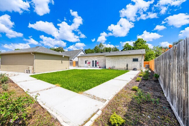 Building Photo - 8815 Sharpview Dr