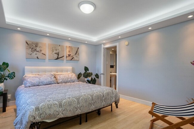 Building Photo - UPDATED LARGE BRIGHT 1800sf 3BR/2BA/1GR In...