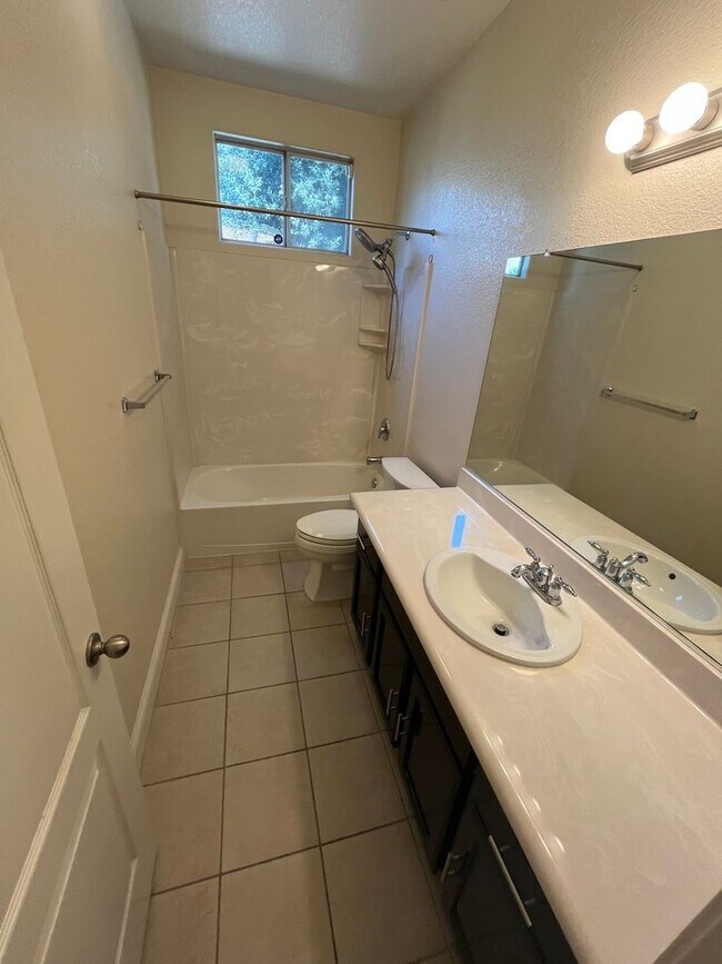 Building Photo - Beautiful Home for rent in Visalia, Ca