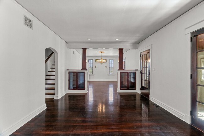 Building Photo - Charming 2+ Bedroom in Shrewsbury – Walkable Neighborhood & Pet-Friendly!