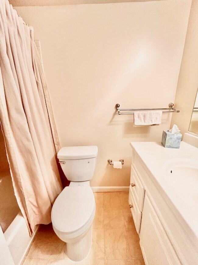 Building Photo - Cozy Oasis in Rockville!