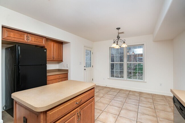 Building Photo - Welcome to this 3 bedroom, 2.5 bathroom to...