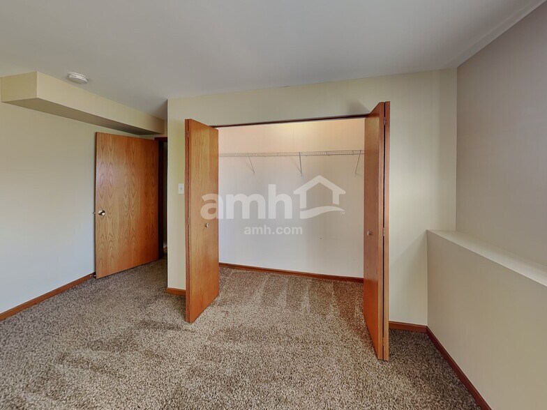 Building Photo - 26251 W Bayberry Ct