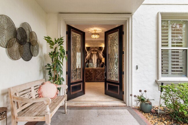 Building Photo - Luxury Rental Available