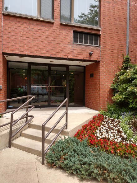 Front entrance - 1115 S Plymouth Ct