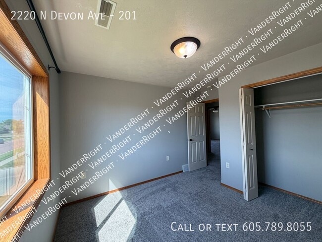 Building Photo - 2220 Devon Ave