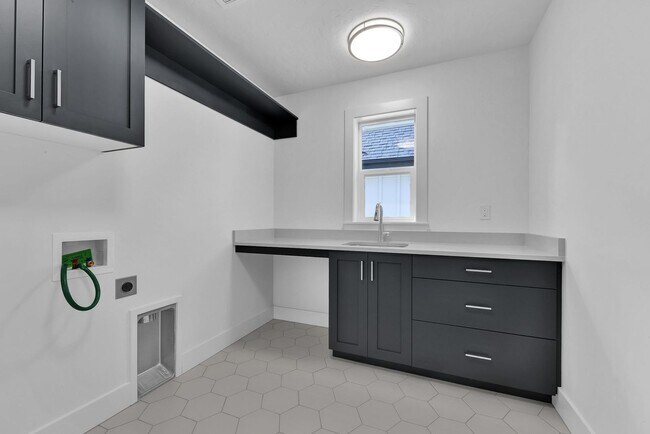 Building Photo - Modern Comfort & Rustic Charm in Prime Boi...