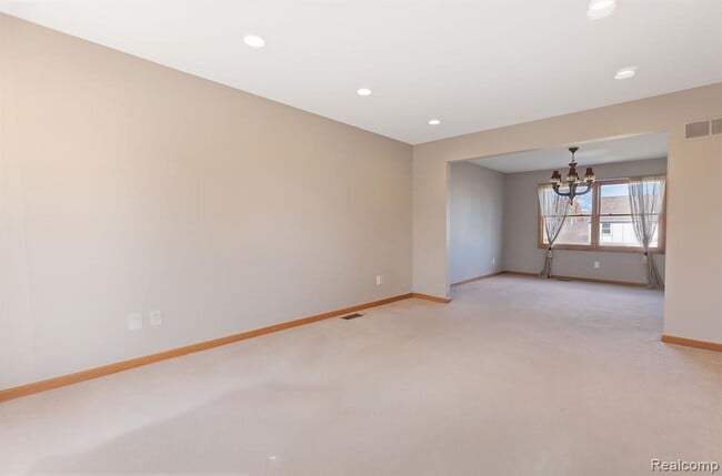 Building Photo - 37701 Fleetwood Dr