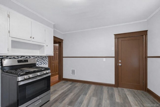 Building Photo - 148 Winnikee Ave