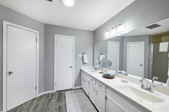 Building Photo - 110 Ridge Oak Dr