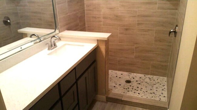 Building Photo - 2255 Braeswood Park Dr