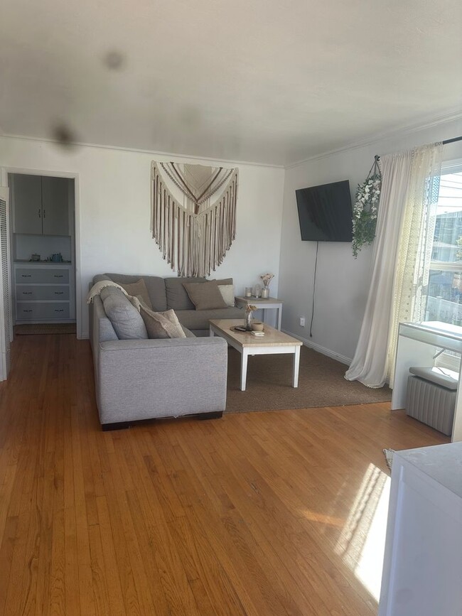 Building Photo - 947 1/2-731-32 Beryl St