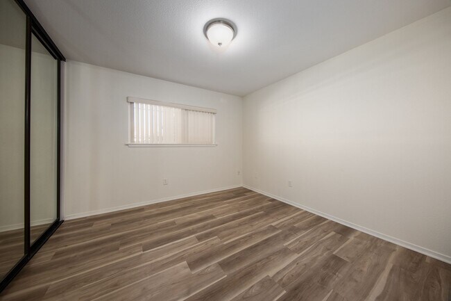 Building Photo - Updated 3 Bedroom Home in Quiet Street