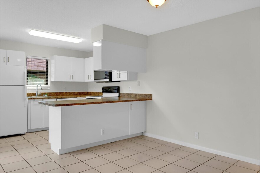 Building Photo - 7801 Courtyard Run W