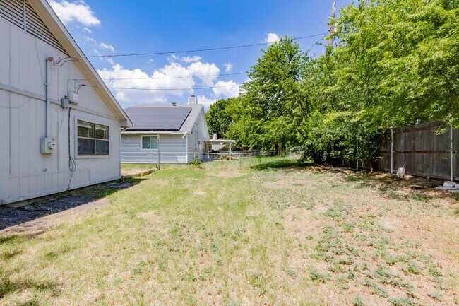 Building Photo - 2015 Newton Dr