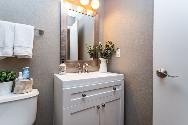 Building Photo - Charming Monument Retreat with  Private Ba...