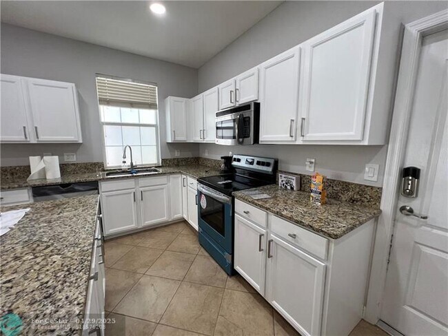 Building Photo - 9428 SW Merlin Ct