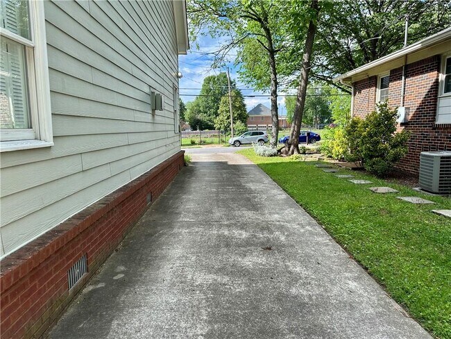 Building Photo - 1594 Hardin Ave