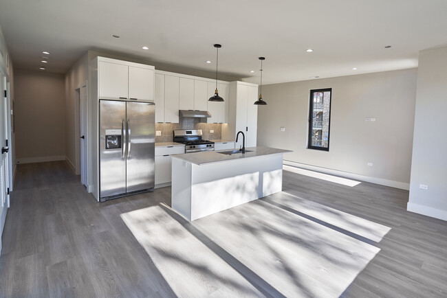 Building Photo - 1405 E 65th Pl