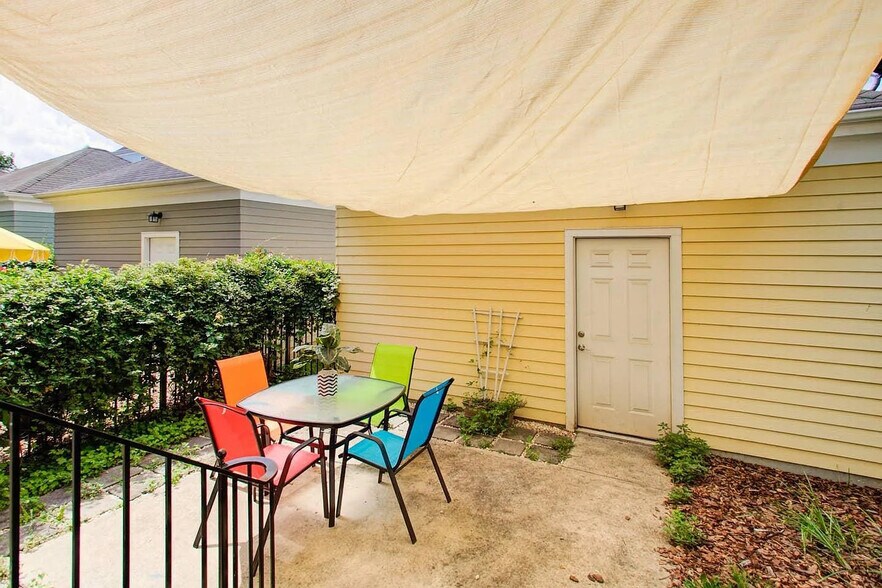 Building Photo - Room in House on Dubois Court