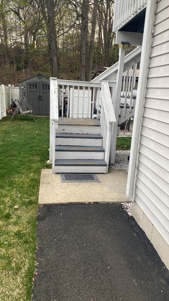 Building Photo - 845 Hart St