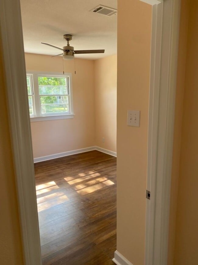 Building Photo - Cute beach bungalow in Biloxi, MS!