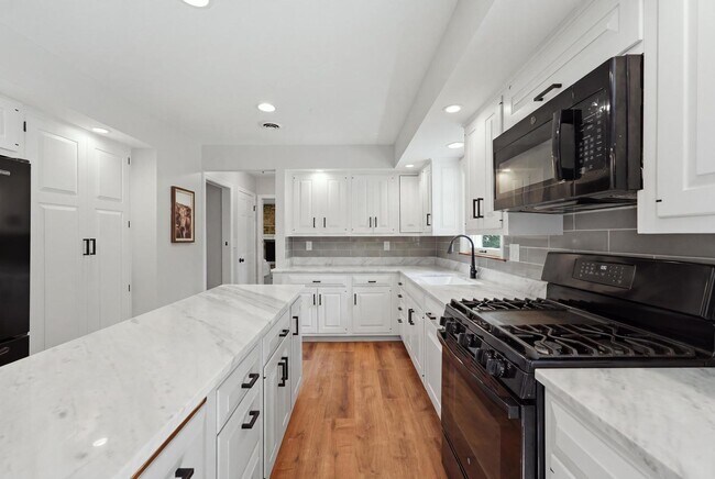 Building Photo - 317 E Forest Ln