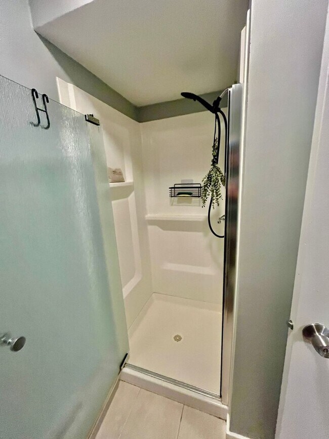 Building Photo - Charming 3 BR / 2 BA Top-Floor Condo | Blackberry Hill Village