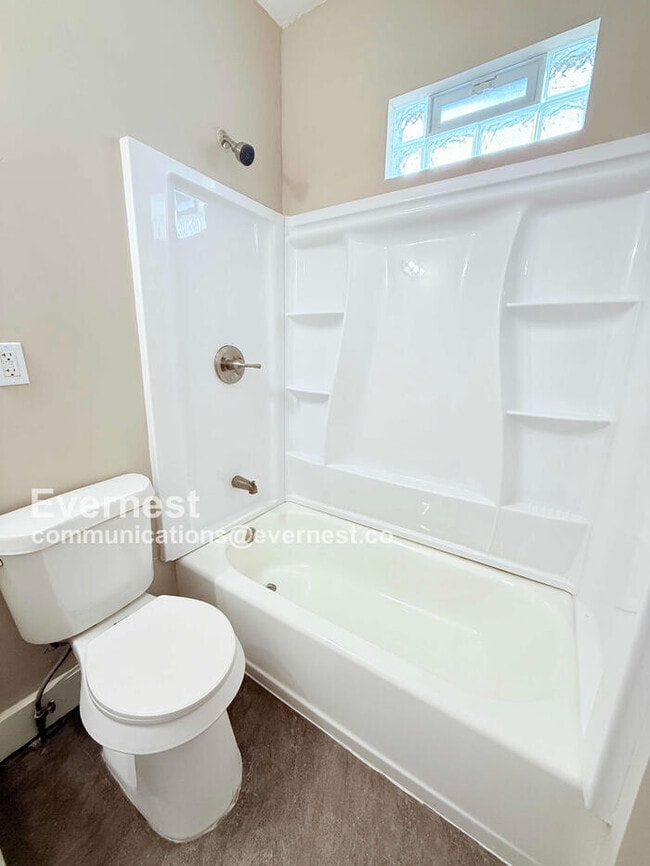 Building Photo - 3 Bed/1 Bath Home / Pet-Friendly / Available Now!