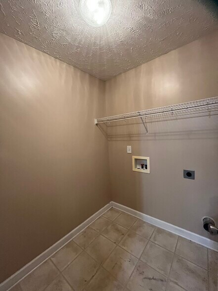 Building Photo - 1830 Balmoral Dr