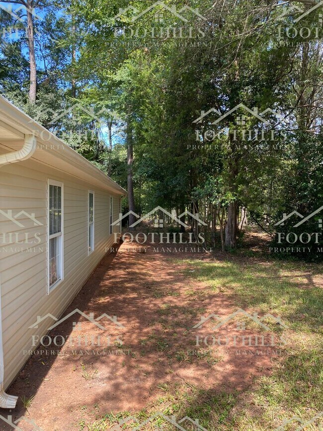 Building Photo - Single Family Home with Attached Garage