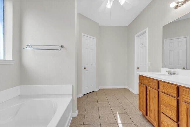 Building Photo - 415 Abbey Ln