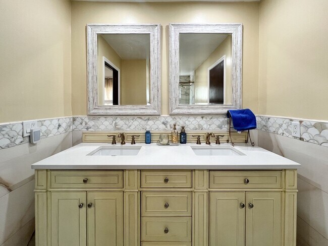 Building Photo - Beautifully Updated, Fully Furnished Napa Home Near Downtown