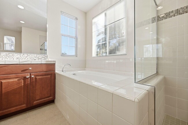 Building Photo - 35495 Domani Dr