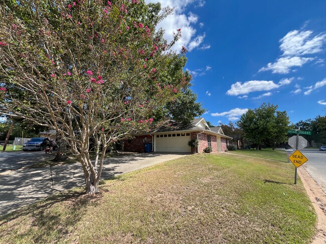 Building Photo - 408 Briar Square