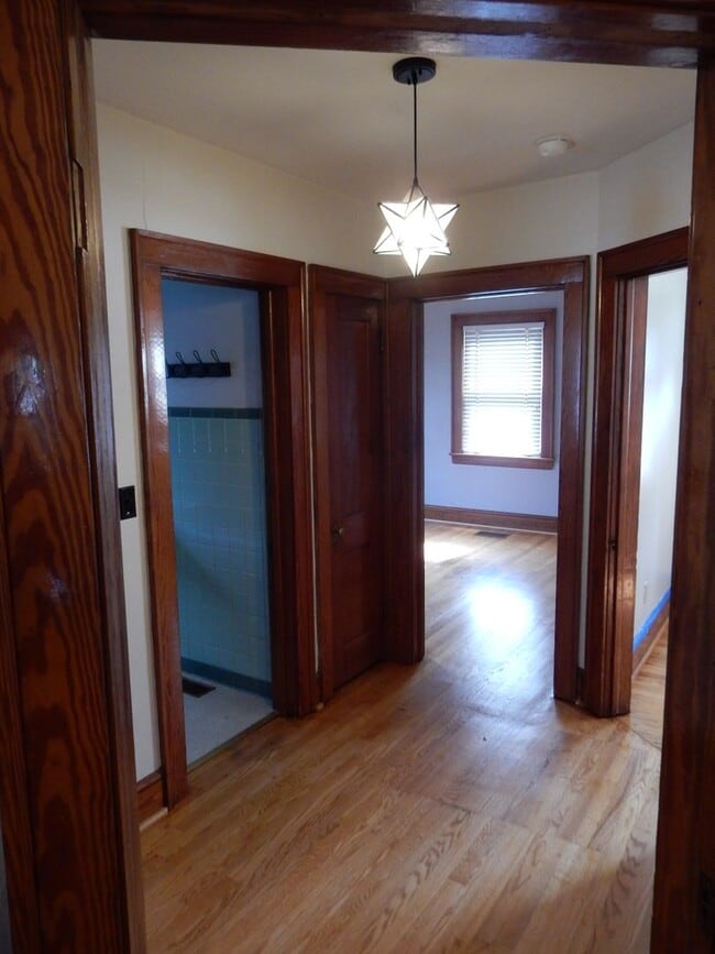 Building Photo - 3 BR home with fantastic location in the h...