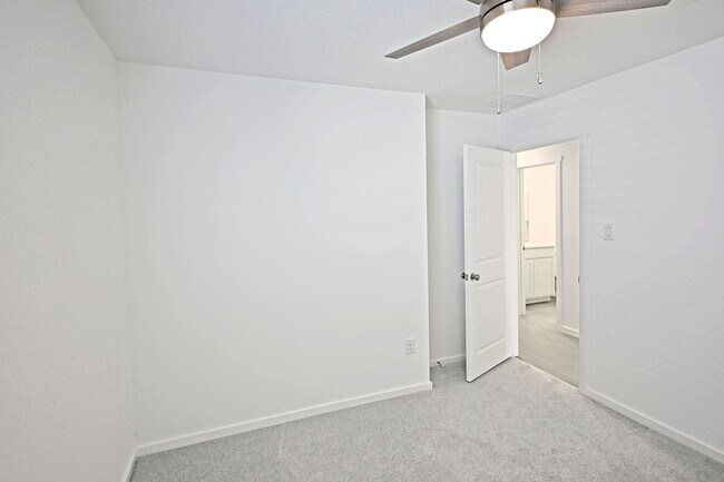 Building Photo - 1601 Tiptop Mdw