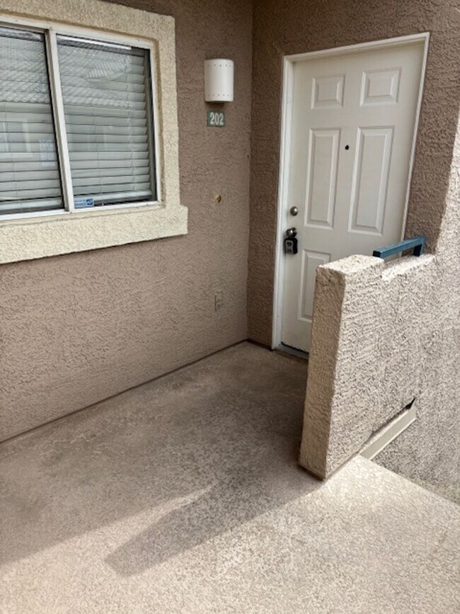 Building Photo - Beautiful, spacious top-floor 2-bedroom, 2-bathroom condo in the Southwest