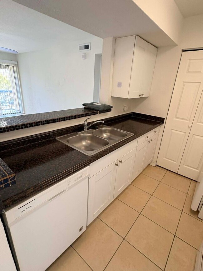 Building Photo - 1/1 Condo for Rent in Fort Myers