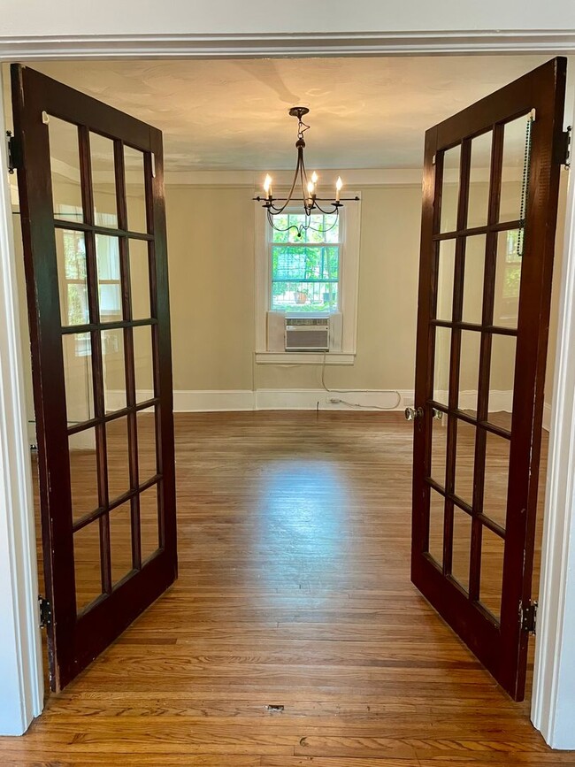 Building Photo - Beautiful Historic Kenilworth 3 bed, 1.5 b...