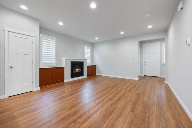 Building Photo - Community beach access! 4 bedrooms 2.5 baths.