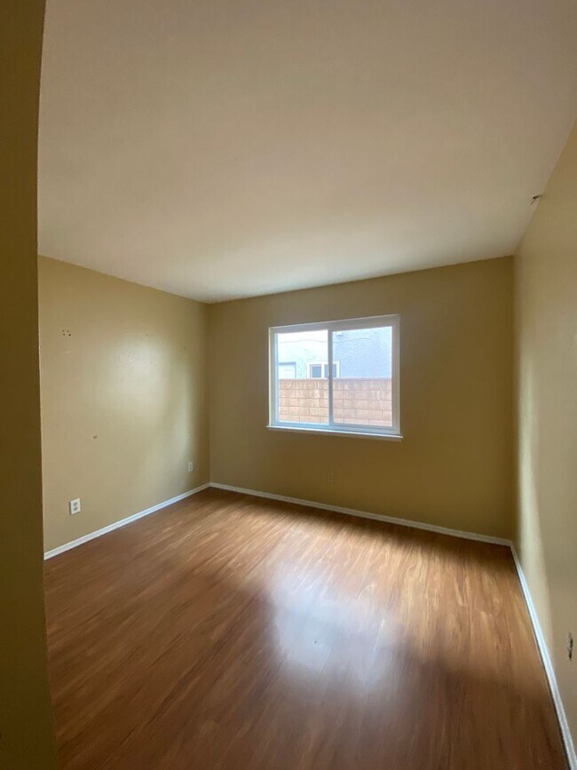 Building Photo - Pool Home in Ontario with Three Bedrooms