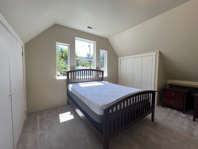 Building Photo - COMING SOON!  2 bed, 2 bath home in the heart of Ashland