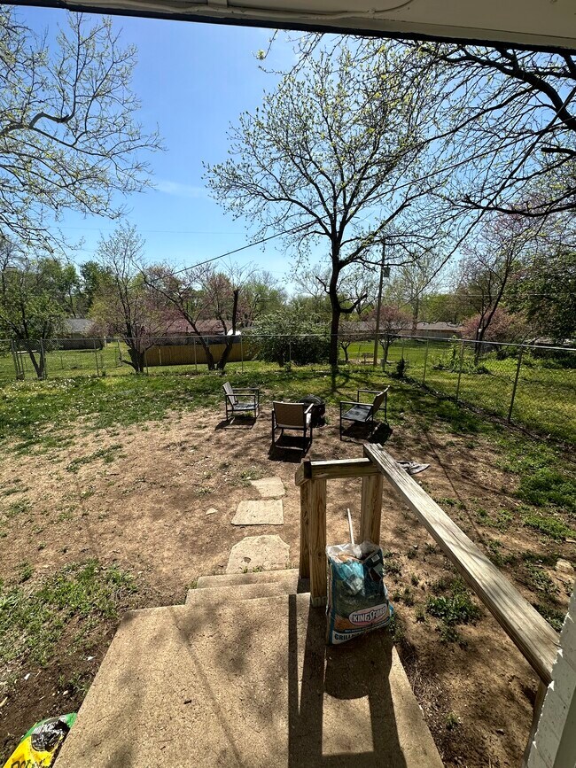 Building Photo - 2437 Vaughn Dr