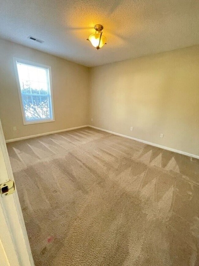 Building Photo - COMING SOON 3 BEDS/2 BATHS!