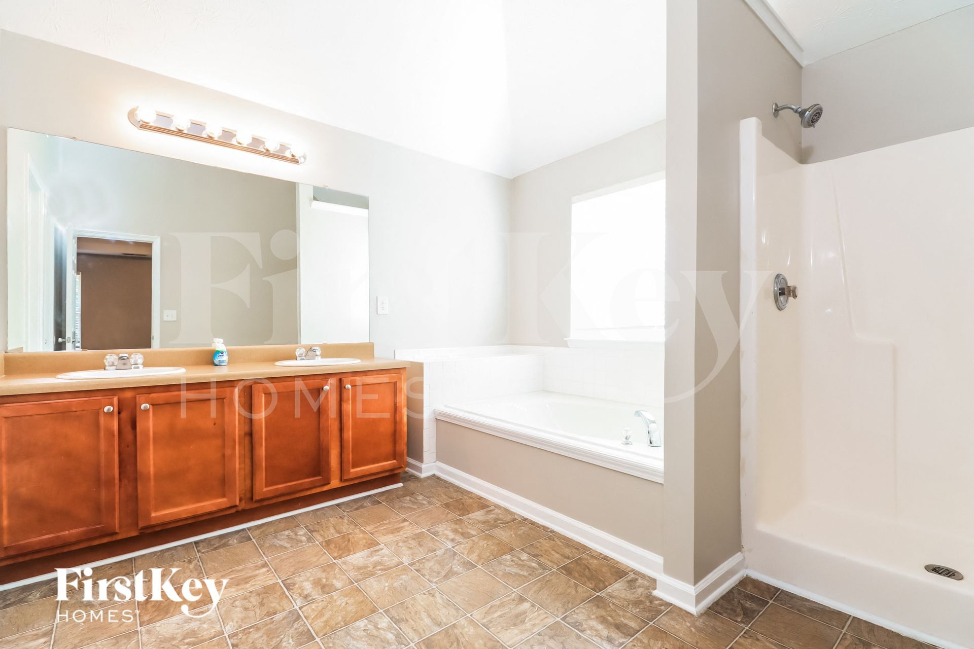 Building Photo - 592 Howell Dr