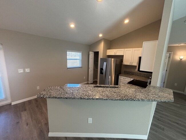 Building Photo - Great 3/2 in ideal location