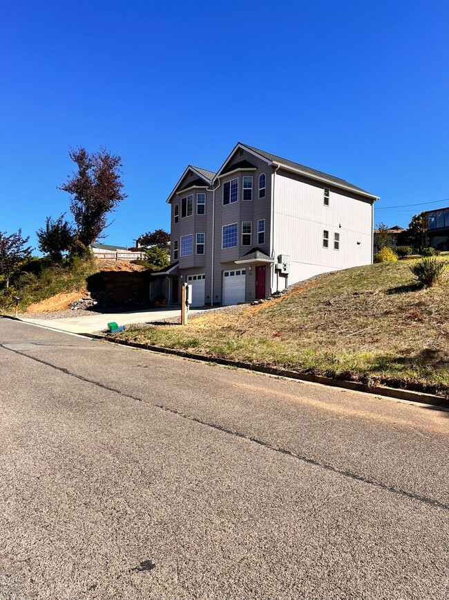 Building Photo - 0407 - Telegraph Duplex