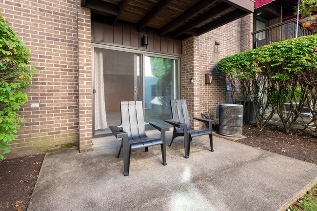 Building Photo - 804 Fairways Dr