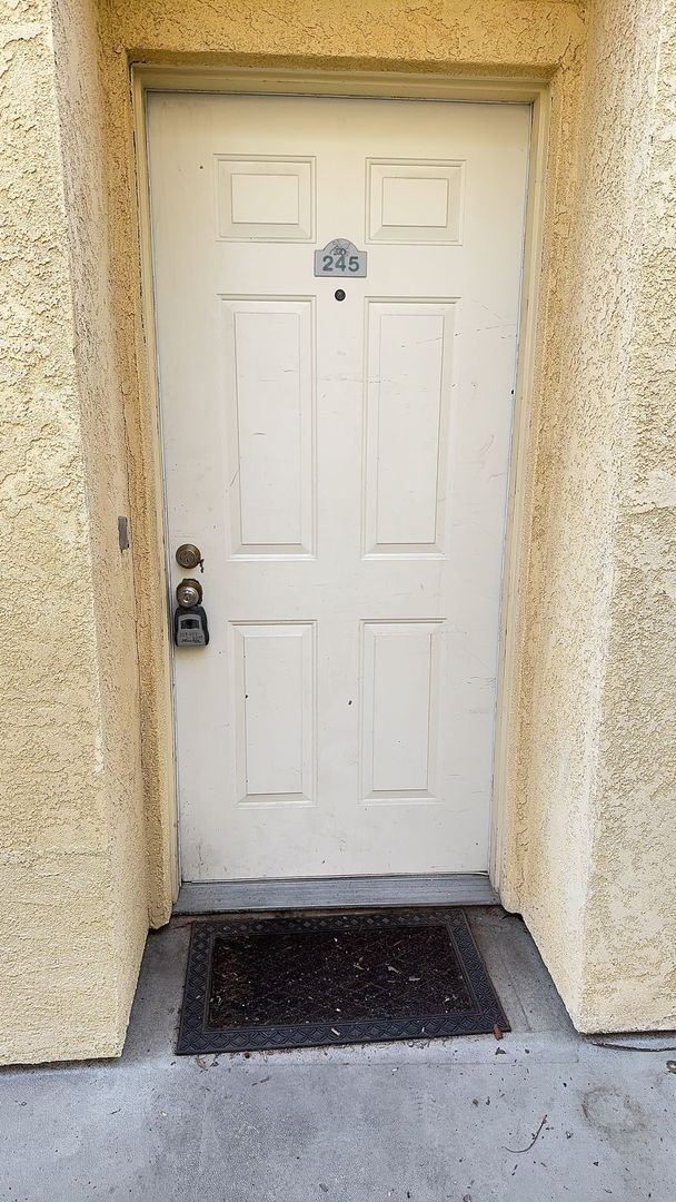 Building Photo - Spacious 2 bedroom 2 bath condo with Laundry Inside!!!